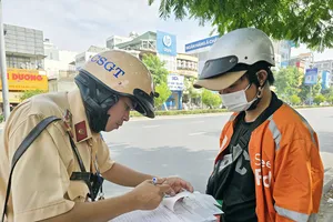 Cảnh sát giao thông TPHCM lập biên bản xử phạt một trường hợp vi phạm Luật Giao thông đường bộ