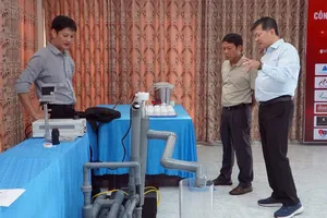 Các đại biểu tham quan một giải pháp công nghệ được trưng bày tại hội thảo