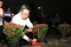 Phó Bí thư Thường trực Thành ủy TPHCM Nguyễn Thanh Nghị thắp nến tri ân các anh hùng liệt sĩ tại Nghĩa trang Liệt sĩ TPHCM