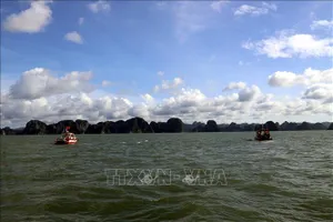 Các xuồng thuộc Phòng Cảnh sát Phòng cháy chữa cháy và Cứu nạn cứu hộ (Công an tỉnh Quảng Ninh) tham gia tìm kiếm khu vực trên vịnh Hạ Long. Ảnh minh họa: TTXVN