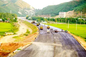 Đường cao tốc Bắc - Nam qua Nam Trung bộ băng băng về đích