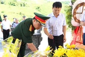 Ông Nguyễn Thanh Bình, Phó Chủ tịch Thường trực UBND TP Huế và Đại tá Ngô Nam Cường, Phó Tư lệnh Quân khu 4 thắp hương tri ân các Anh hùng liệt sĩ tại Nhà tưởng niệm liệt sĩ tuyến đường 71. Ảnh: VĂN THẮNG