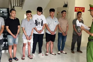 Cơ quan Cảnh sát điều tra Công an TPHCM tống đạt quyết định khởi tố bị can, bắt tạm giam các đối tượng