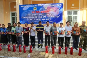 Lực lượng cảnh sát PCCC-CNCH tặng bình chữa cháy cho người dân