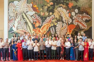 Tổng Bí thư Tô Lâm, Chủ tịch Quốc hội Trần Thanh Mẫn và Phó Chủ tịch Quốc hội Nguyễn Khắc Định chụp ảnh lưu niệm cùng các ĐBQH tỉnh Hưng Yên qua các thời kỳ.