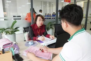 Bà Nguyễn Thị Mỹ Trang, địa chính viên hạng 3 của Chi nhánh Văn phòng đăng ký đất đai TP Thủ Đức (trước đây) tiếp nhận thủ tục của người dân . Ảnh: THU HƯỜNG