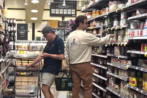 Người tiêu dùng Mỹ thận trọng hơn khi mua sắm do giá cả tăng . Ảnh: FRANCE 24