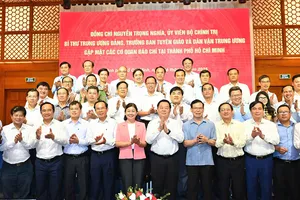 Đồng chí Nguyễn Trọng Nghĩa, đồng chí Nguyễn Văn Nên gặp mặt lãnh đạo các cơ quan báo chí TPHCM. Ảnh: VIỆT DŨNG