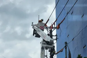 Nhân viên điện lực TPHCM sửa chữa lưới điện tại phường An Hội Tây