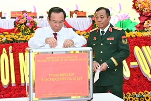 Tại Đại hội Đảng bộ Quân sự TPHCM lần thứ nhất I, Bí thư Thành uỷ, Bí thư Đảng ủy Quân sự TPHCM Nguyễn Văn Nên ủng hộ đồng bào khắc phục thiên tai, lũ lụt. Ảnh: VIỆT DŨNG