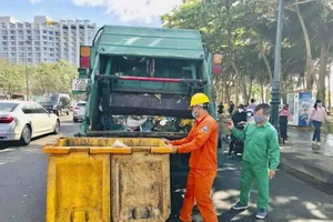 Công nhân VESCO thu gom rác trên đường Thùy Vân, phường Vũng Tàu. Ảnh: QUANG VŨ