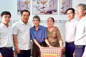 Chủ tịch UBND TPHCM Nguyễn Văn Được thăm cựu tù chính trị ở Đặc khu Côn Đảo