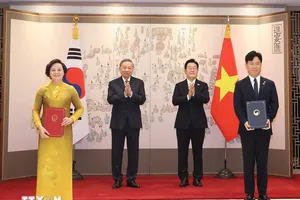 Tổng Bí thư Tô Lâm và Tổng thống Hàn Quốc Lee Jae Myung chứng kiến lễ trao Bản ghi nhớ về phái cử và tiếp nhận lao động sang làm việc tại Hàn Quốc theo chương trình EPS, ký giữa Bộ Nội vụ Việt Nam và Bộ Lao động và Việc làm Hàn Quốc. Ảnh: TTXVN 