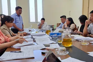 Các thành viên Tổ Công tác 5013 trong một buổi họp giải quyết vướng mắc cho các dự án. Ảnh: Đỗ Trà Giang