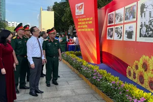 Các đồng chí lãnh đạo, đại biểu tham quan triển lãm.