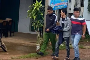 Cơ quan chức năng đưa Quách Đình Tuấn đến hiện trường xảy ra vụ án mạng