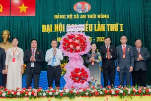 Đồng chí Nguyễn Văn Dũng tặng hoa chúc mừng Đảng bộ xã An Thới Đông. Ảnh: THÁI NGUYỄN