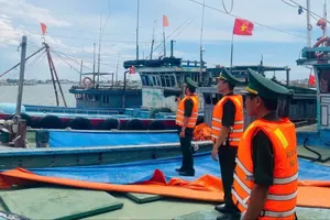 Bộ đội Biên phòng TP Huế kêu gọi tàu thuyền vào bờ tránh trú bão số 5