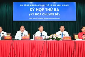 Các đồng chí Thường trực HĐND TPHCM. Ảnh VIỆT DŨNG