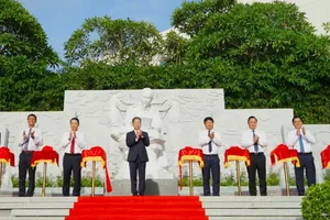 Lãnh đạo thành phố cùng các đại biểu cắt băng khánh thành công trình