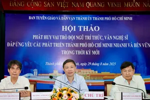 Đồng chí Dương Anh Đức, Ủy viên Ban Thường vụ Thành ủy, Trưởng Ban Tuyên giáo và Dân vận Thành ủy TPHCM, chủ trì Hội thảo “Phát huy vai trò đội ngũ trí thức, văn nghệ sĩ đáp ứng yêu cầu phát triển”. ẢNH: DŨNG PHƯƠNG
