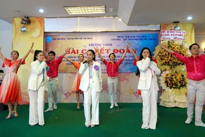 Nhóm ca Mắt Ngọc biểu diễn ca khúc "Thành phố mến yêu" trong chương trình âm nhạc "Bài ca kết đoàn" năm 2025. Ảnh: THÚY BÌNH