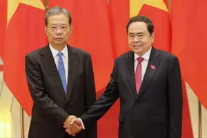 Đồng chí Trần Thanh Mẫn, Ủy viên Bộ Chính trị, Chủ tịch Quốc hội và đồng chí Triệu Lạc Tế, Ủy viên Thường vụ Bộ Chính trị, Ủy viên trưởng Nhân đại toàn quốc Trung Quốc tại lễ đón chiều 31-8. Ảnh: QUANG PHÚC.