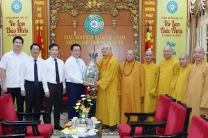 Trưởng Ban Tuyên giáo và Dân vận Trung ương Nguyễn Trọng Nghĩa trao quà chúc mừng Trung ương Giáo hội Phật giáo Việt Nam. Ảnh: TTXVN