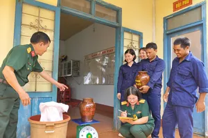 Đội 1 (Công ty 72) tiếp nhận gạo từ mô hình Hũ gạo gắn kết trước khi hỗ trợ cho các công nhân có hoàn cảnh khó khăn