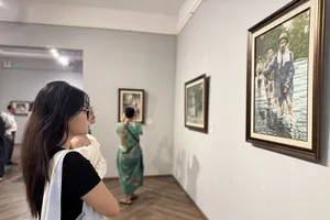 Khách tham quan chuyên đề Hồ Chí Minh - Chân dung một con người tại Bảo tàng Mỹ thuật TPHCM