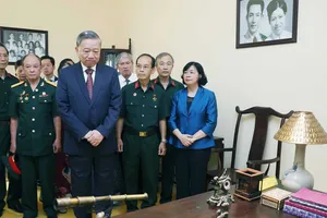 Tổng Bí thư Tô Lâm thăm di tích nhà số 48 Hàng Ngang. Ảnh: TTXVN