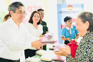 Lãnh đạo TPHCM trao suất ăn nghĩa tình đến người dân khó khăn