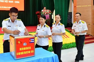 Cán bộ, chiến sĩ Trung tâm Huấn luyện, Vùng 2 Hải quân ủng hộ nhân dân Cuba