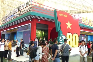 Gần 7 triệu lượt khách tham quan triển lãm Thành tựu đất nước. Ảnh: TRẦN LƯU