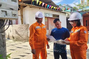 Cán bộ điện lực đến tận hộ gia đình giải thích lý do hóa đơn tiền điện tăng trong tháng 8-2025