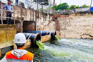 Đưa nước hồ Tây vào sông Tô Lịch, dòng sông trong xanh dần hiện ra