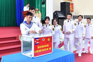 Cán bộ, chiến sĩ Lữ đoàn 171 phát động và ủng hộ nhân dân Cuba. Ảnh: VĂN ĐƯỜNG