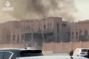 Khói bốc lên tại thủ đô Doha sau khi Israel không kích Qatar. Ảnh: AL JAZEERA