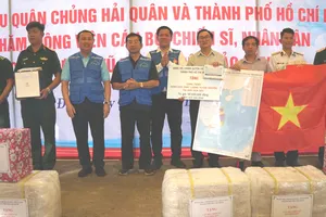 Đoàn công tác TPHCM tặng quà quân dân đảo Hòn Đốc