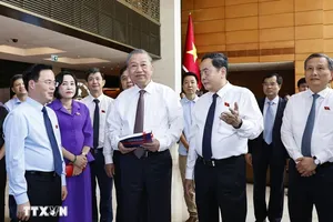 Tổng Bí thư Tô Lâm, Chủ tịch Quốc hội Trần Thanh Mẫn cùng các đại biểu tham quan khu trưng bày Quốc hội số tại hội nghị. Ảnh: TTXVN