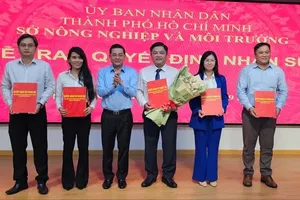 Giám đốc Sở NNMT Nguyễn Toàn Thắng trao các quyết định