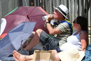 Du khách đến Italy du lịch trong mùa hè năm 2025. Ảnh: XINHUA 