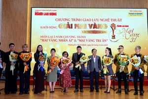 Ông Tô Đình Tuân, Tổng Biên tập Báo Người Lao Động và các nghệ sĩ, nhạc sĩ, ca sĩ tham gia chương trình "Giao lưu nghệ thuật khởi động Giải Mai Vàng lần thứ 31, năm 2025". Ảnh: THÚY BÌNH 