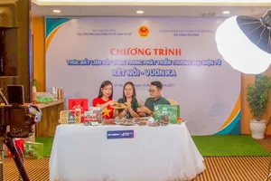 Phiên livestream bán hàng OCOP, sản phẩm đặc trưng trên sàn thương mại điện tử diễn ra tại TP Đà Nẵng. Ảnh: XUÂN QUỲNH