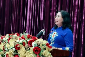 Đồng chí Hồ Thị Hoàng Yến, Phó Bí thư Thường trực Tỉnh ủy Vĩnh Long phát biểu tại buổi họp báo