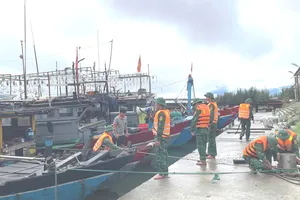 Nhiều địa phương ven biển miền Trung khẩn trương ứng phó bão số 10