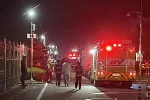 Lực lượng cứu hỏa ứng phó hỏa hoạn tại Cơ quan Tài nguyên Thông tin Quốc gia (NIRS) tại Daejeon, Hàn Quốc, tối 26-9. Ảnh: Yonhap