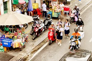 Vỉa hè đường Nguyễn Thái Học, phường Cầu Ông Lãnh bị lấn chiếm, buộc học sinh phải đi dưới lòng đường, đối mặt nhiều nguy hiểm. Ảnh: HOÀNG HÙNG