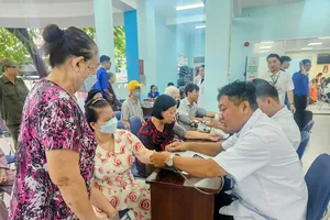Người cao tuổi được khám bệnh miễn phí tại ngày hội “Vì sức khỏe cộng đồng” ở TPHCM. Ảnh: THU HOÀI