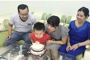 Vợ chồng cùng bà đón sinh nhật cháu. Ảnh: DŨNG PHƯƠNG
